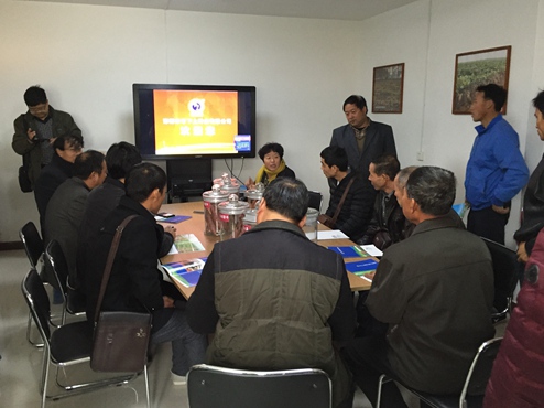 董事長(zhǎng)在會(huì)議室向?qū)W員培訓(xùn)