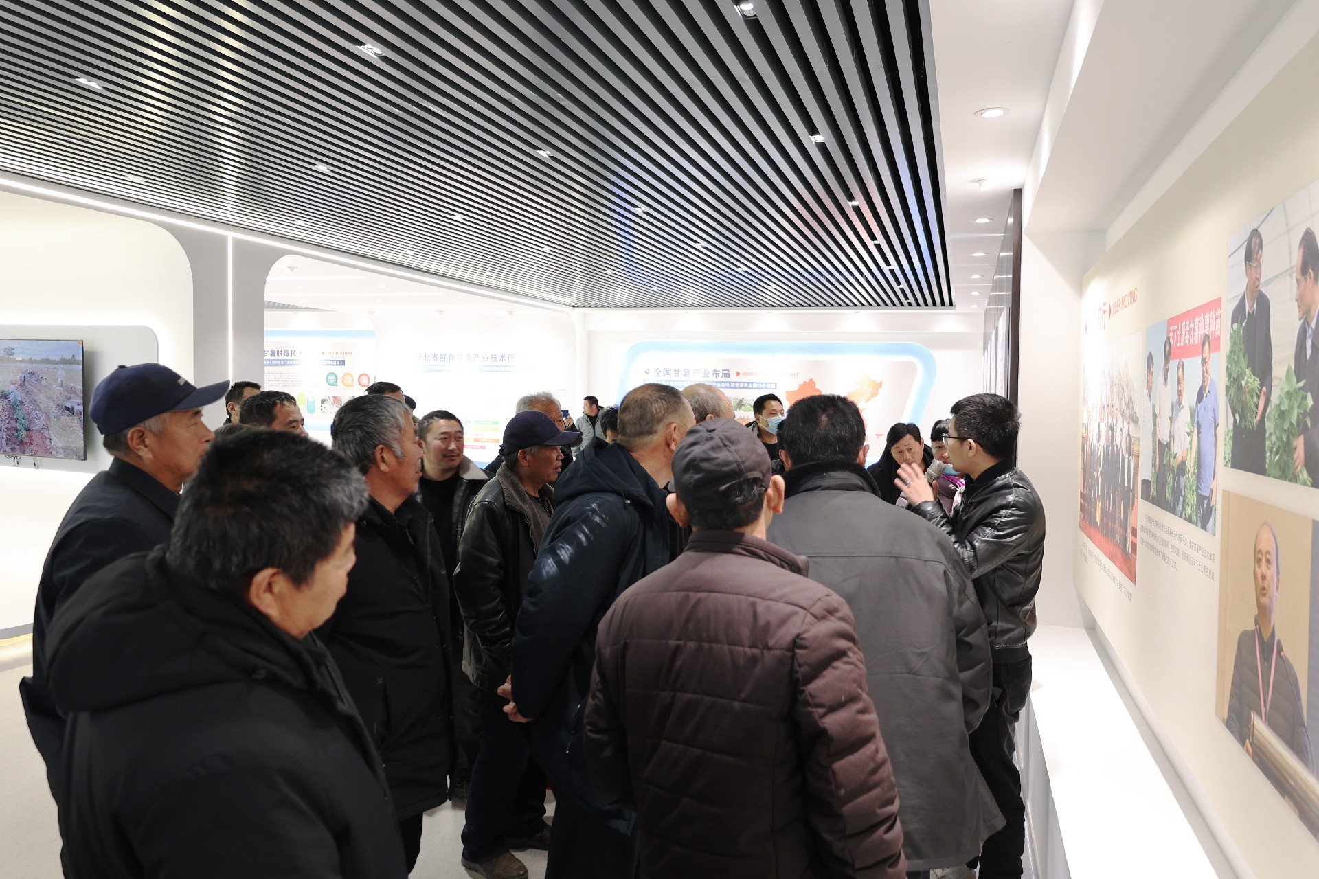 1676792529132593.jpg 展廳講解.jpg